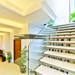 На фото: консольная лестница на второй этаж в стиле хай-тек, стеклянные ограждения