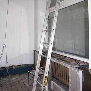 На фото: часть нежилого помещения в состоянии ремонта, справа - одно большое витринное окно, под ним - батарея центрального отопления, стены окрашены, полы - плитка