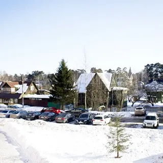 На фото: зимний вид из окна на придомовую территорию, дорожки очищены от снега, на проезжей части припаркованы автомобили, на дальнем пане - малоэтажная частная жилая застройка