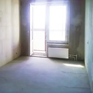 На фото: часть жилого помещения, окно с открытой балконной дверью, установлен стеклопакет, состояние помещения - под чистовую отделку, пол - цементно-песчаная стяжка