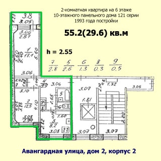 На рисунке приведен план квартиры. На плане: обозначены границы квартиры, указаны номера, площади и размеры помещений, высота потолков, количество комнат, общая и жилая площадь, этаж квартиры, этажность, год постройки, серия проекта, материал стен и адрес дома, показана часть лестничной площадки и лифтового холла