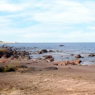 На фото: берег Финского Залива, песок, камни