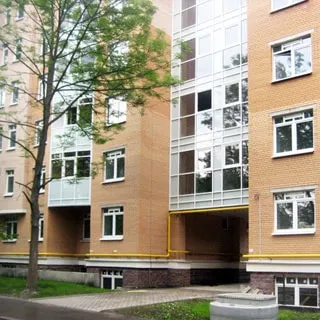 Новая двухкомнатная квартира 81 кв.м на Конюшенной улице в Павловске (Пушкинский, МО город Павловск) продается. Фасад дома, вход со двора