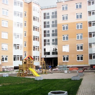 Новая двухкомнатная квартира 81 кв.м на Конюшенной улице в Павловске (Пушкинский, МО город Павловск) продается. Благоустроенный двор с детской площадкой