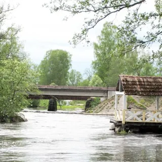 На фото: река Вуокса, вид в сторону поселка Мельниково, беседка на воде, мост через реку
