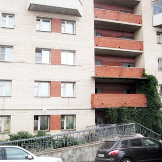 Однокомнатная квартира 47 кв.м на Шлиссельбургском проспекте (Невский, МО-52, Рыбацкое) продается. Фасад дома, вход оборудован пандусом