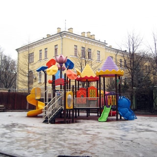 Трехкомнатная квартира 66 кв.м на Невском проспекте (Центральный, МО-79, Литейный) продается. Детская площадка в соседнем дворе