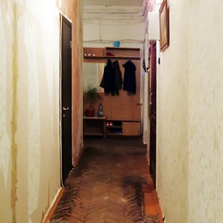 На фото: коридор, слева - металлическая входная дверь в комнату, справа - вход в другую комнату, полы - паркет.
