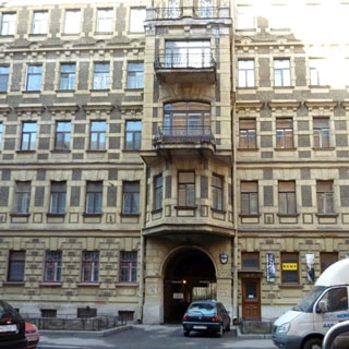 Трехкомнатная квартира 78 кв.м на набережной реки Мойки (Центральный, МО-77, Дворцовый) продается. Фасад дома со стороны Волынского переулка