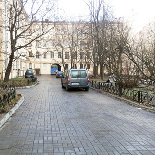Трехкомнатная квартира 94 кв.м на углу Лермонтовского и Канонерской (Адмиралтейский, МО-1, Коломна) продается. Просторный двор с возможностью парковки