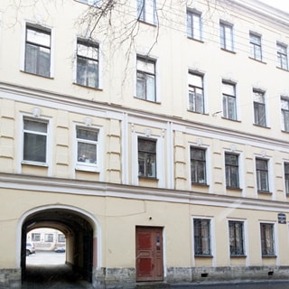 Трехкомнатная квартира 94 кв.м на углу Лермонтовского и Канонерской (Адмиралтейский, МО‑1, Коломна) продается. Фасад дома
