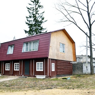 Жилой дом 120 кв.м на участке 15 соток ИЖС в городе Сланцы продается. Фасад дома