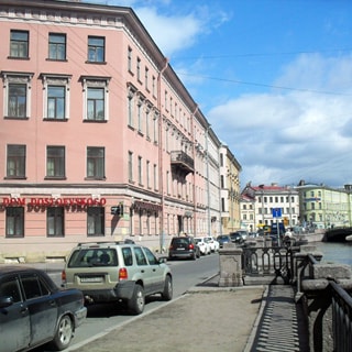 На фото: жилой дом, часть фасада по Казначейской улице, часть фасада - по набережной канала Грибондова, набережная, канал Грибоедова