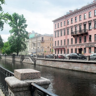 На фото: вид на канал Грибоедова и на фасад дома с набережной напротив