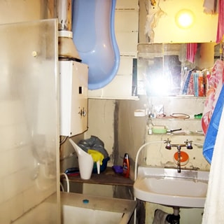 На фото: ванная, газовая колонка, раковина со смесителем, стены - окрашены, непосредственно у ванной стена облицована плиткой