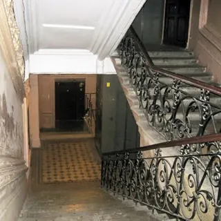 На фото: широкая парадная лестница, пассажирский лифт с раздвижными дверями