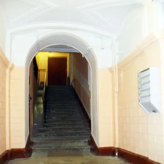 На фото: чистая светлая парадная, лестница на первый этаж, на стене - почтовые ящики.