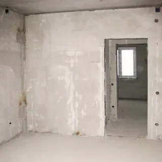 На фото: комната, часть прихожей и вторая комната с окном на заднем плане, состояние - под чистовую отделку, полы - цементно-песчаная стяжка
