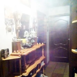 На фото: часть помещения прихожей, входная металлическая дверь в квартиру, справа от двери - шкаф, слева у стены - стеллаж под обувь, над стеллажом на стене - зеркало, полы - плитка
