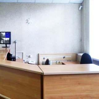 На фото: часть помещения офисного типа, стойка администратора, на стойке - монитор камер наружного наблюдения, за стойкой - офисное кресло и щит с ключами от помещений, справа - окно, стены - окрашены, потолки - подвесные