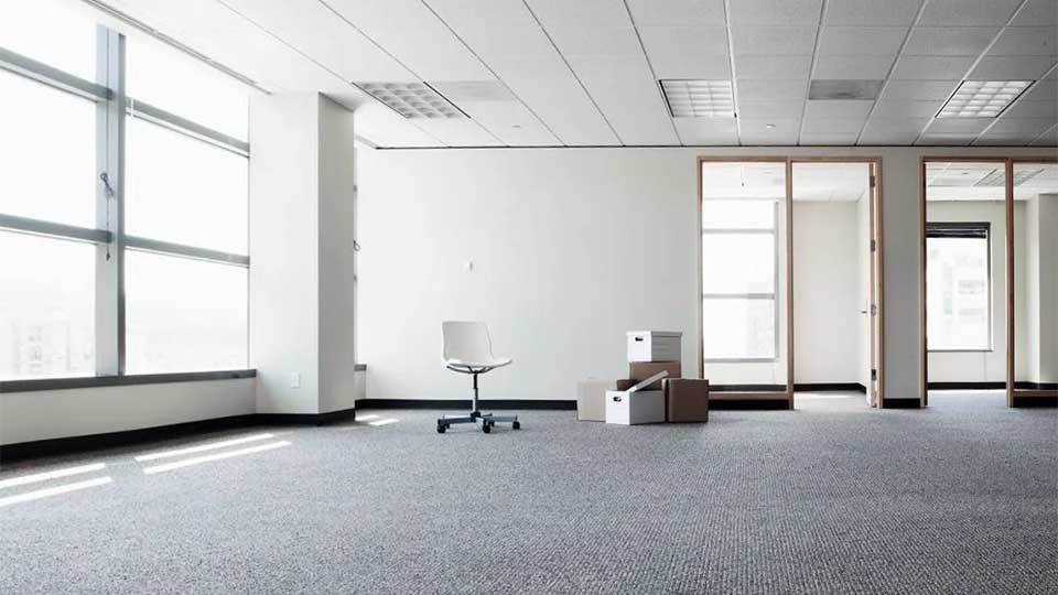 На фото: часть современного офисного помещения с панорамными окнами, стеклянными дверями, стены окрашены, полы - ковролин.