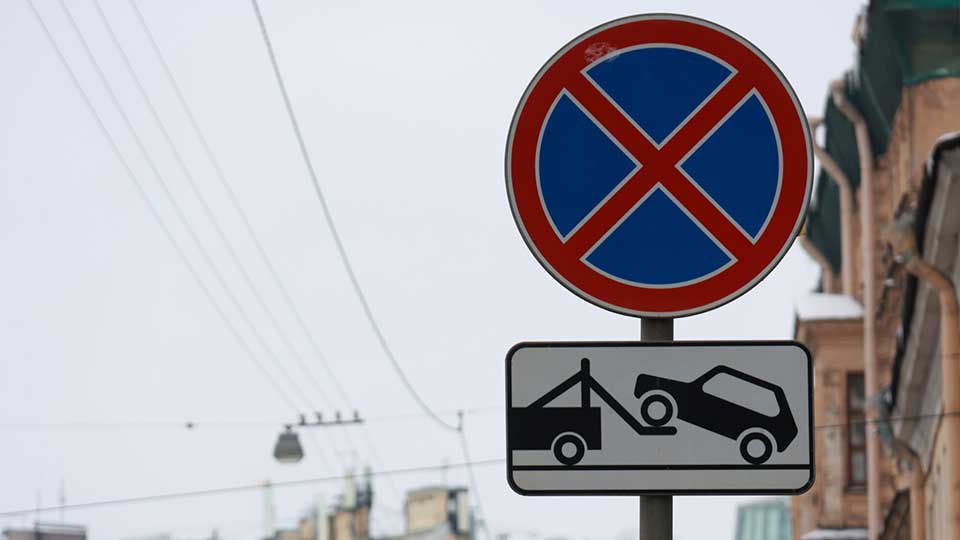 На фото: дорожный знак 3.27 "Остановка запрещена" в городской среде.