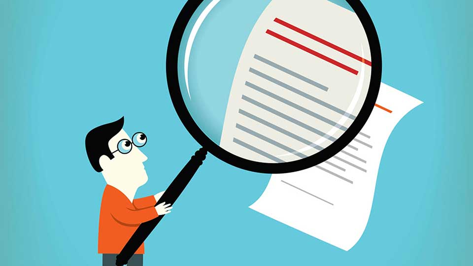 На рисунке: человек с лупой изучает документ.